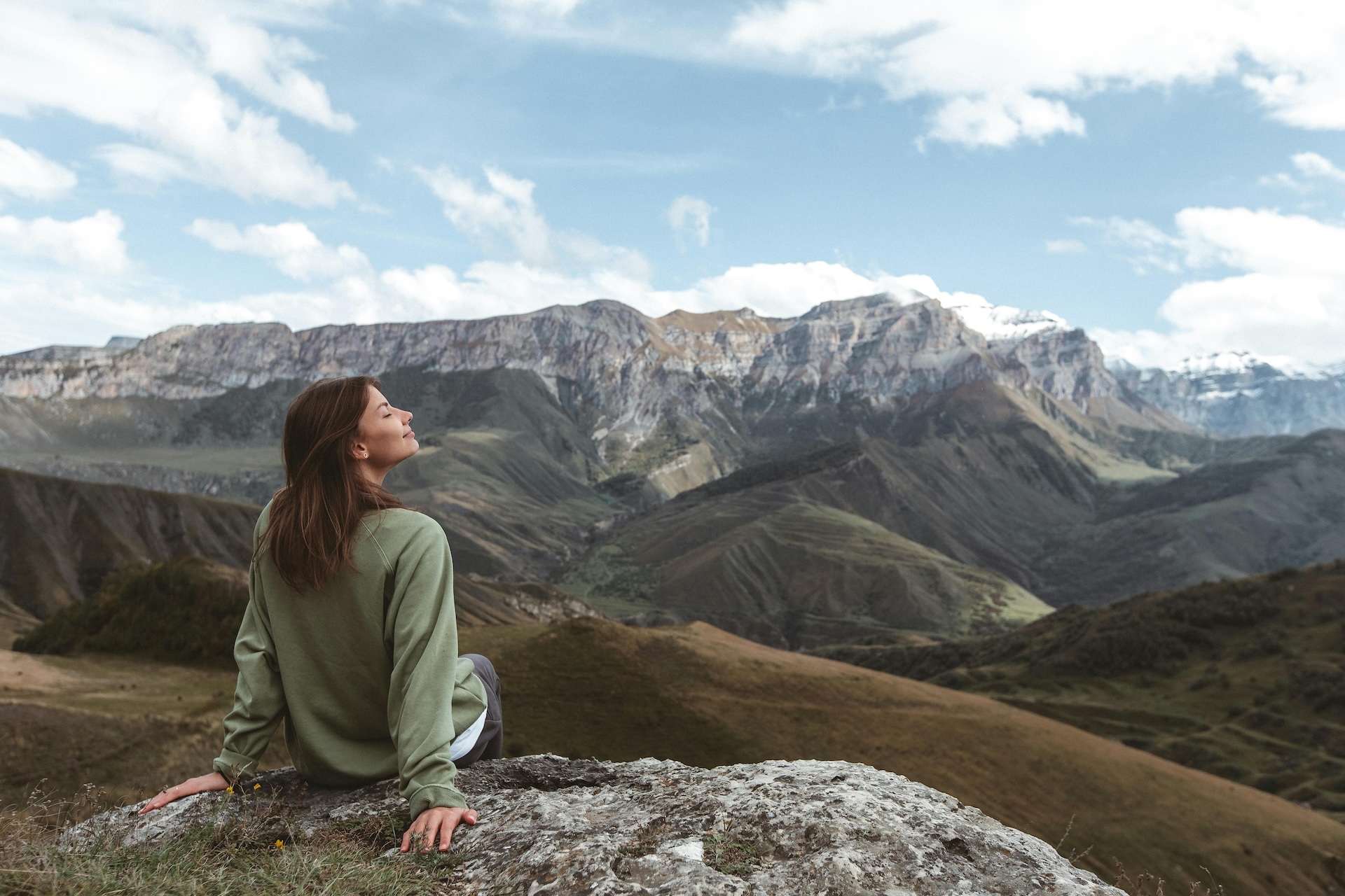 Donna felice con vista montagne