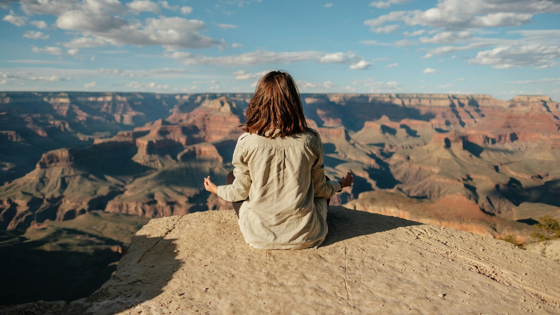 Donna che medita con vista montagne